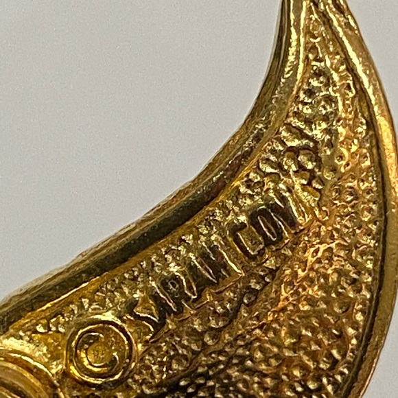 SARAH COVENTRY CLIP- ON EARRINGS IN GOLD. - Picture 8 of 8